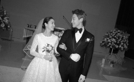 Kim Tae-hee and her husband, Rain at their wedding