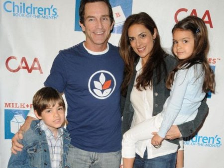 Mark-Paul Gosselaar with his ex-wife, Lisa Ann Russell and their kids; Know about their marital life