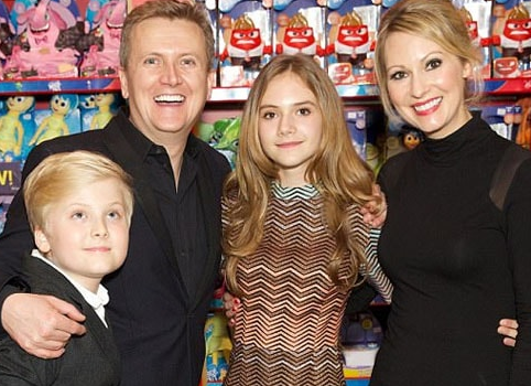 Locke & Key Actress, Emilia Jones with her family, mother father and brother