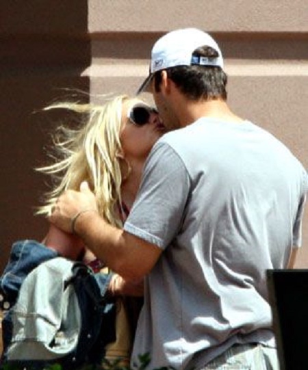 Jesssica Simpson reportdely dated ,Tony Romo from