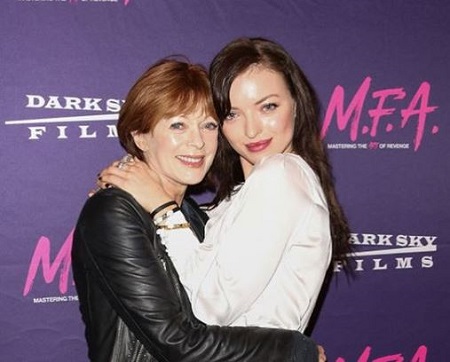 The actress Francesca Eastwood (right) with her mother Frances Fisher (left).