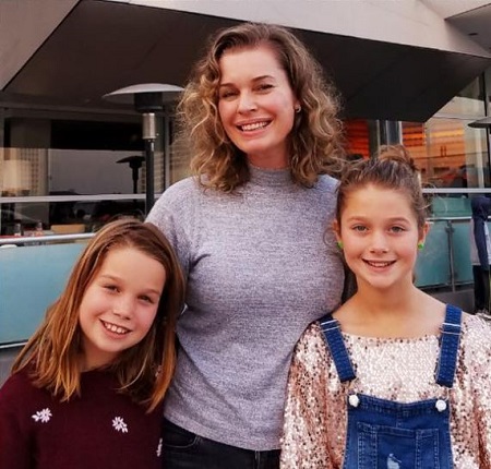 Dolly Rebecca Rose O'Connell (right) with her twin sister Charlie Tamara Tulip O'Connell (left) and mother Rebecca Romijn.