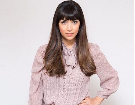 The actress Hannah Simone is known for portraying the role of Dr. Monica Dewan in the series Single Parents.
