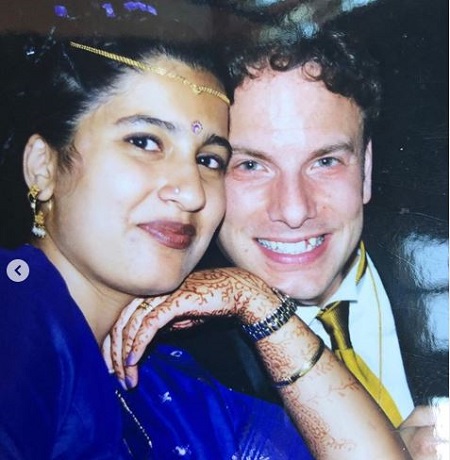 The journalist Sonali Kolhatkar is married to her husband Jim Ingalls since 1999.