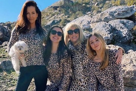 Suzanne Somers (second from right) with her daughter-in-law, Caroline Somers (left), and granddaughters, Violet (second from left), Camelia  Somers (right).