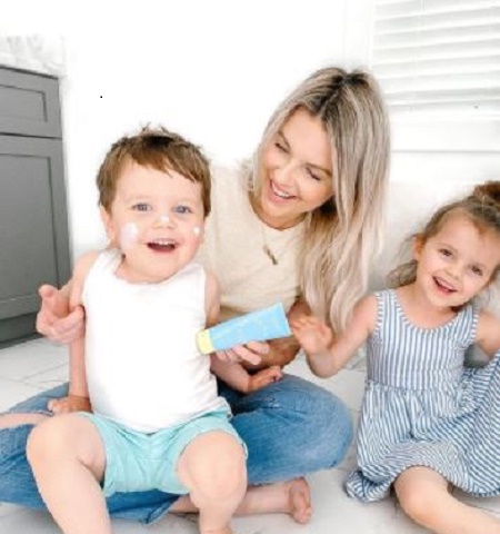  Ali Fedotowsky With Her Two Children, Molly and Riley Manno