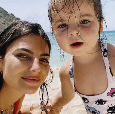 Kelly Piquet posted a picture of her and Penelope on a beach. 