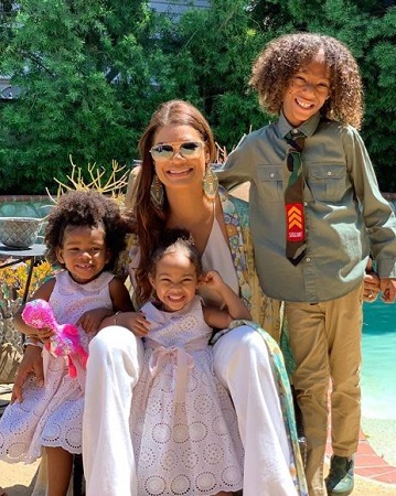 Bobby's wife, Alicia Etheredge and kids posing for the photo