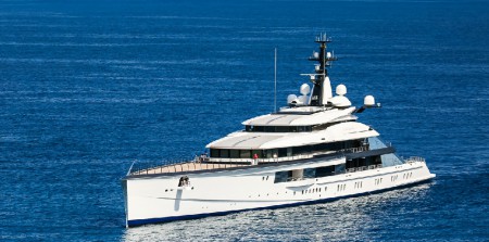 Jerry Jones $250 million yacht sailing on the ocean