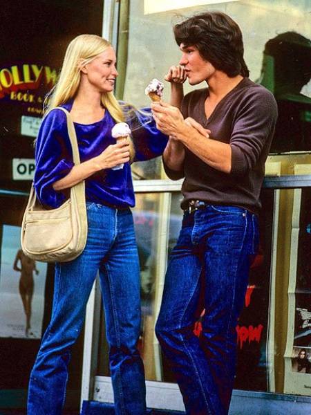 Lisa Niemi and Patrick Swayze eating ice cream