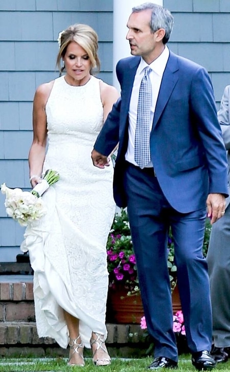 Katie Couric holding her husband hands John Molner while walkind down the aisle