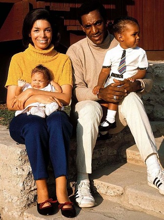 Bill Cosby and Camillia Hanks posing for the photo with their kids