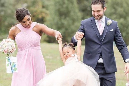 Alexis Ohanian and Serena Williams holding hands of their daughter, Alexis Olympia Ohanian Jr.