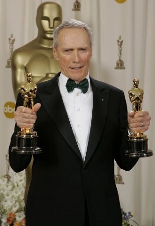 Clint Eastwood posing for photo after wining the Oscar award.