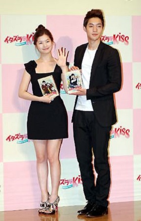 Kim Hyunjoong and Jung So Min during promotion of their dram Playful kiss.