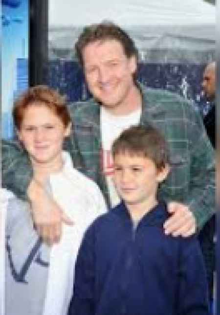  Kasey Walker's husband, Donal Logue with his children