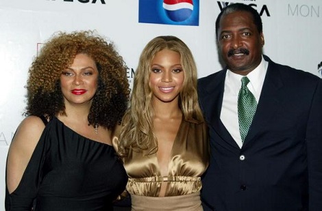 Tina Knowles met haar ex-man en een dochter