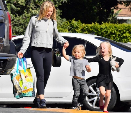Image: Lincoln Shepard with her mother and a sister, Source: Eonline