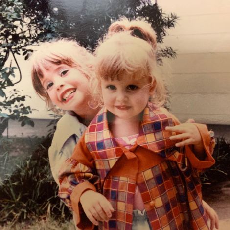  Holly Furtick's childhood picture with her sister, Emily Jennings