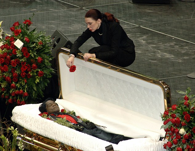 Tomi Rae Hynie at the funeral of her ex-husband James while he lay dead in his casket