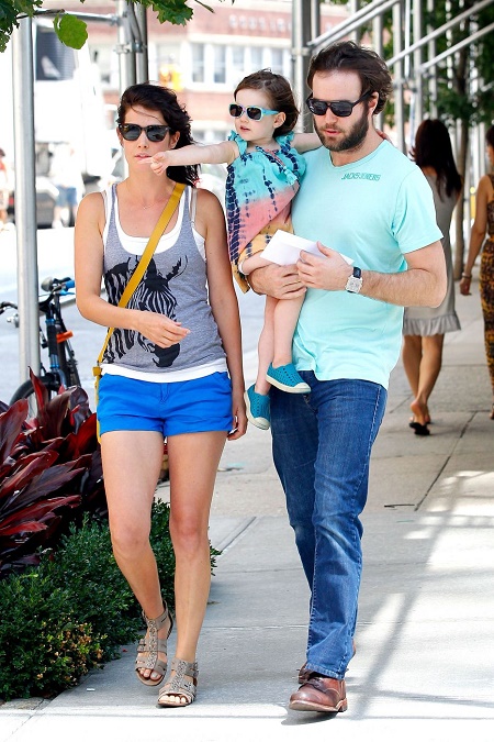 Shaelyn Cado Killam with her father, Taran Killam and a mother, Cobie Smulders
