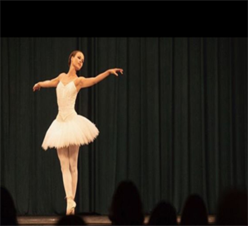 Jocelyn Hudon performing ballet dance