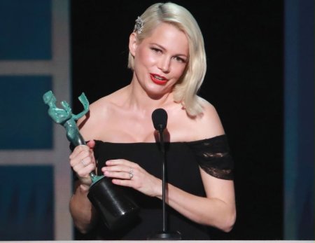 Michelle Williams holding the 2020 SAG Awards as the best female actor in the television movie or miniseries