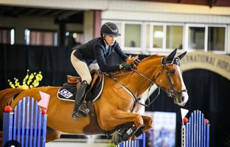 Hannah sul suo cavallo durante il torneo