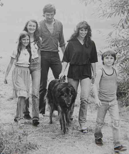 David Bale and Gloria Steinem walking with their children