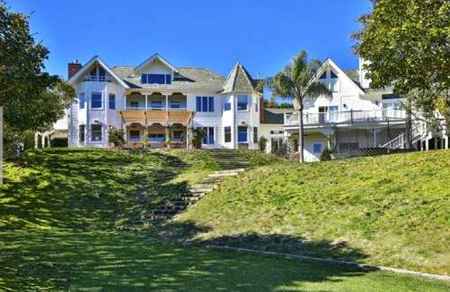 Paul Hogan sold his Malibu house to Chris Hemsworth