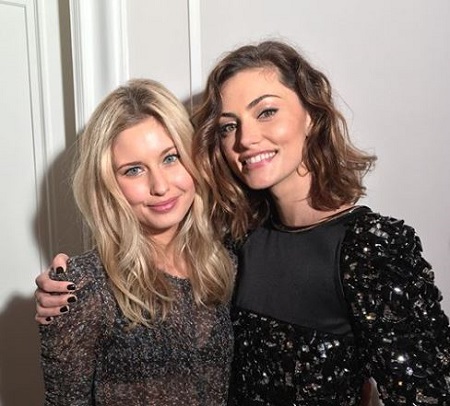 The Australian actress Phoebe Tonkin (right) with her beloved younger sister Abby Tonkin (left).