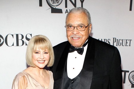  The Hollywood stars James Earl Jones and Cecilia Hart married in 1982 after meeting on the set of the 1979 - 1980's series Paris.