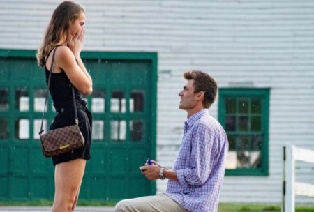 Anna feels surprised as her boyfriend proposed her.