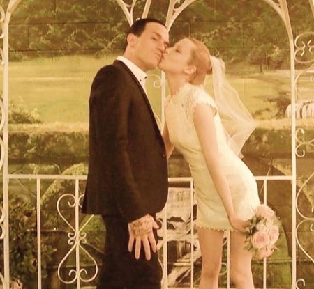 The actress Emma Booth married her boyfriend Dominick Joseph Luna at the Little Wedding Chapel in Las Vegas.