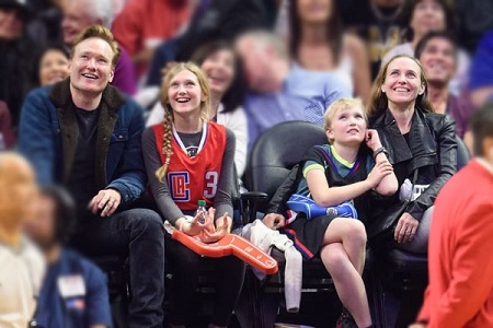 Neve O'Brien With Brother, Beckett O'Brien Along With Their Parents, Conan O'Brien and Liza Powel O'Brien at the Clippers Game