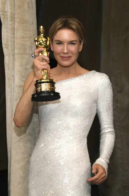 Renee Zellweger holding her Oscar Award as the Best Actress 