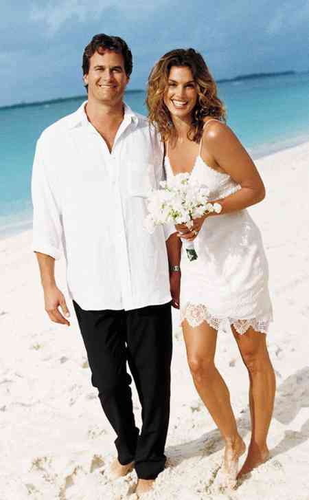 Cindy Crawford and Rande Gerber on the beach of Paradise Island, Bahamas at the time of their wedding. Know more about their private wedding ceremony?