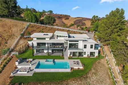Joe Rogan and Jessica Ditzel currently resides in Bell Canyon, California. Know more about the married couple's new accommodation?