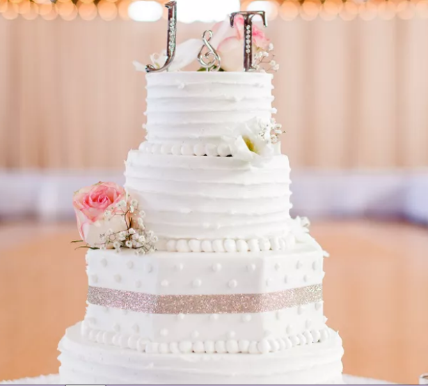 Wedding Cake OF Tyler And Jenna in their marriage ceremony