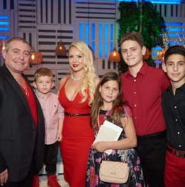 Svetlana Parnas With Her Husband Lev Parnas And Their Children