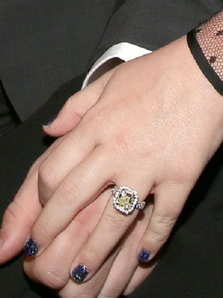 Kelly Clarkson received a yellow diamond ring from Fiance Brandon Blackstock