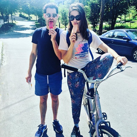 5 feet 3 inches tall actress, Lindsey Kraft uploaded a photo with her boyfriend, Andrew Leeds on Instagram