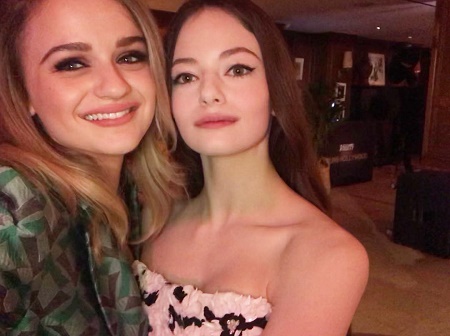 Mackenzie Foy took a picture with actress, Joey King