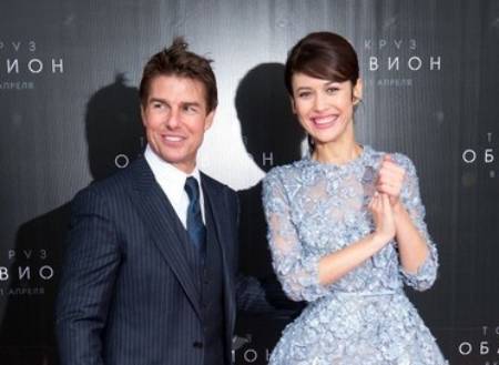 Olga Kurylenko with Tom Cruise 