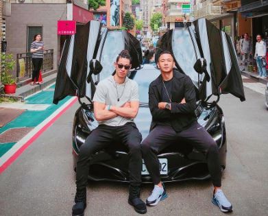 Jeremy Lin Is Showing Off His Luxurious Car With His Friend