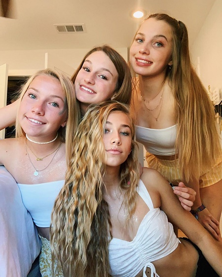 The Internet Personalit, Stormie Goldsmith has Four Girl Best Friends