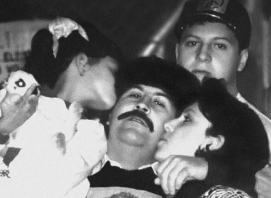 Little Manuela Escobar With Her Father Pablo Escobar And Her Mother And Brother