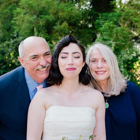 Olivia Sandoval Shared a photo on Instagram with her parents in the Father's Day