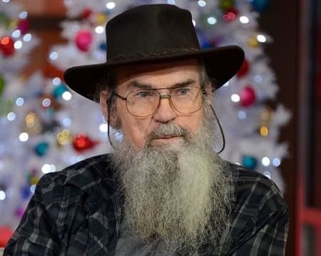 Si Robertson previously served in the United States Armed Forced during the Vietnam War.