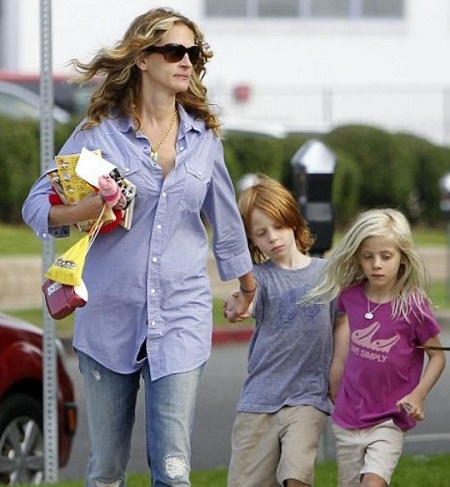 Phinnaeus Moder With Her Twins Sister Hazel and Mom, Julia Roberts